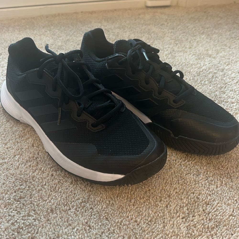 Game court 2.0 adidas size 8 barely worn